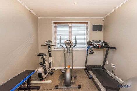 Photo of property in 25a Eastglen Road, Glen Eden, Auckland, 0602