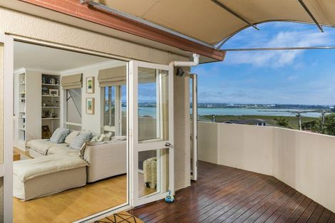 Photo of property in 2/102 Beresford Street, Bayswater, Auckland, 0622