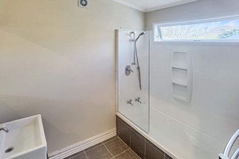 Photo of property in 2 Seaview Avenue, Northcote, Auckland, 0627