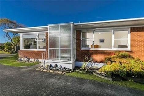 Photo of property in 1/33 Knightsbridge Drive, Forrest Hill, Auckland, 0620