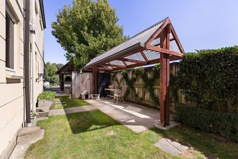 Photo of property in 33 Royal Oak Drive, Kelvin Grove, Palmerston North, 4414