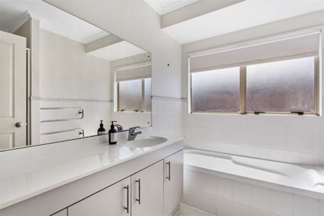 Photo of property in 30 Vanderbilt Parade, Albany, Auckland, 0632