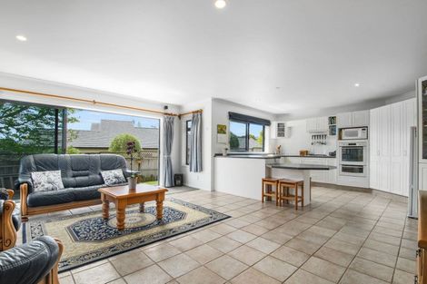 Photo of property in 11 Rosetti Rise, West Harbour, Auckland, 0618