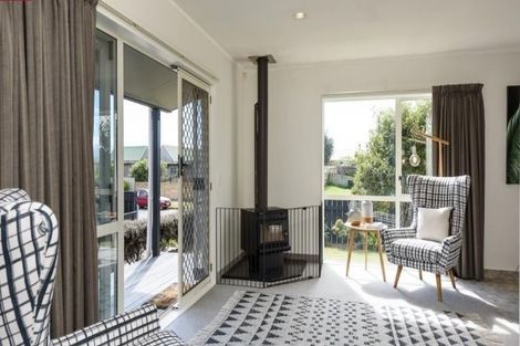 Photo of property in 32 Rutherford Drive, Waikanae Beach, Waikanae, 5036