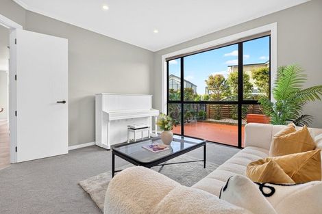 Photo of property in 1 Taku Close, Long Bay, Auckland, 0630