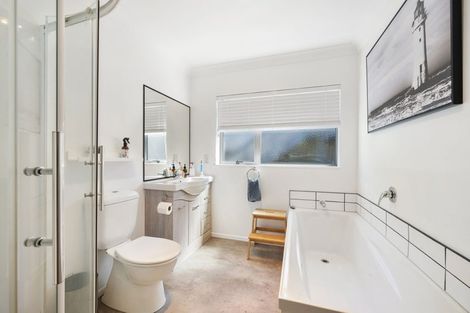 Photo of property in 63 Glanmire Road, Newlands, Wellington, 6037