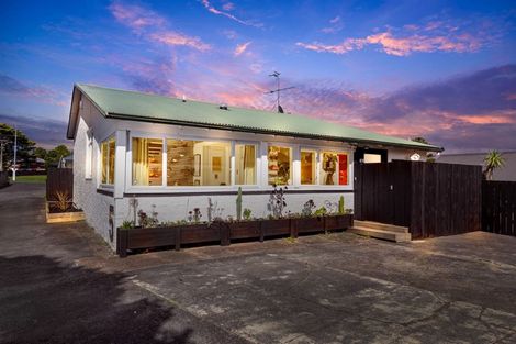 Photo of property in 5 Don Buck Road, Henderson, Auckland, 0614