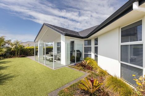 Photo of property in 1 Oakmont Crescent, Waiwhakaiho, New Plymouth, 4312