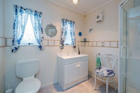 Photo of property in 12 Poneke Drive, Waikanae, 5036