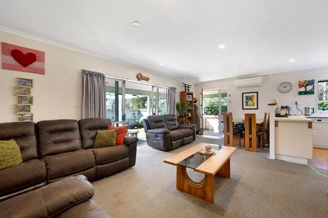 Photo of property in 4 Glenarden Way, Ranui, Auckland, 0612