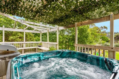 Photo of property in 2 Slater Road, South Head, Helensville, 0874