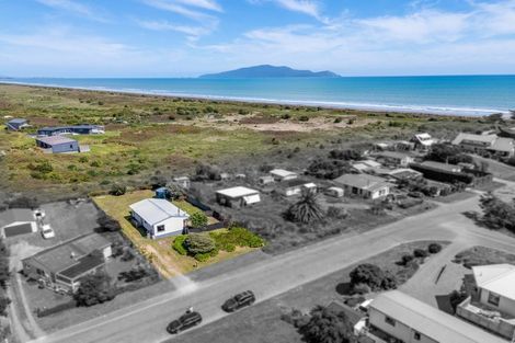 Photo of property in 17 Kitchener Street, Te Horo Beach, Otaki, 5581