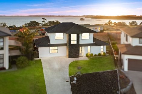 Photo of property in 28 Resolution Drive, Gulf Harbour, Whangaparaoa, 0930