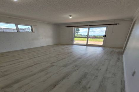 Photo of property in 14 Chelsea View Drive, Chatswood, Auckland, 0626