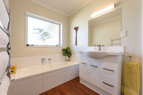 Photo of property in 10 Sue Avenue, Otaki, 5512