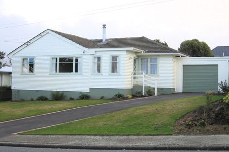 Photo of property in 43 Cotswold Crescent, Newlands, Wellington, 6037