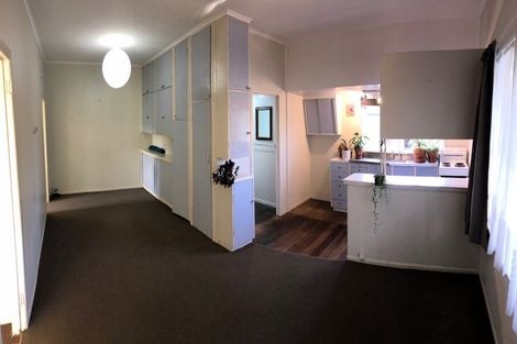 Photo of property in 51 Onewa Road, Northcote, Auckland, 0627