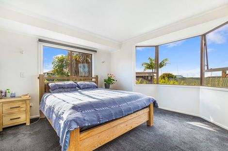 Photo of property in 9 Seagrove Road, West Harbour, Auckland, 0618