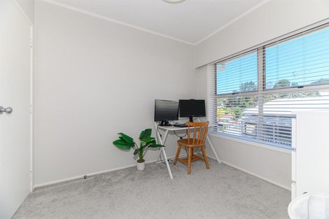 Photo of property in 2/54 Ayton Drive, Totara Vale, Auckland, 0629