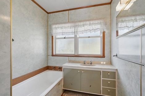 Photo of property in 18 Millbrook Road, Henderson, Auckland, 0612