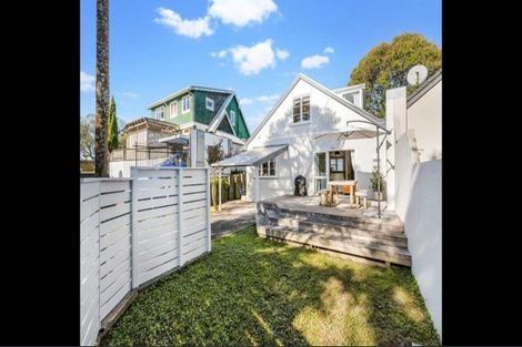 Photo of property in 2/18 Reid Road, New Lynn, Auckland, 0600