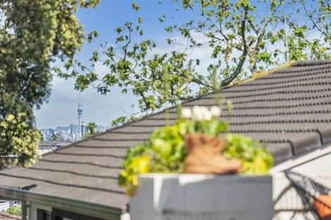 Photo of property in 115 Sunset Road, Totara Vale, Auckland, 0632