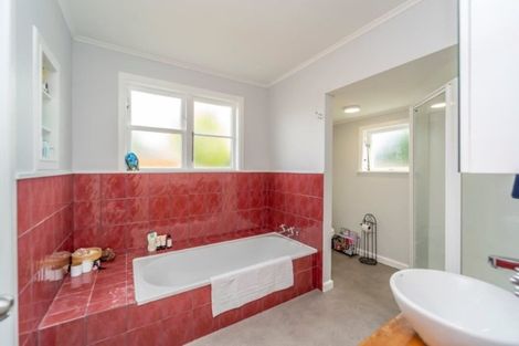 Photo of property in 2 Kent Street, Carterton, 5713