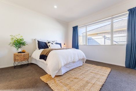 Photo of property in 15 Balmerino Grove, Waikanae, 5036