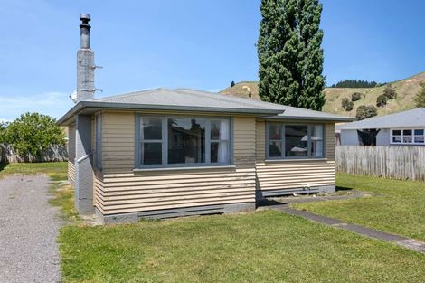 Photo of property in 10 Currie Street, Te Karaka, 4022
