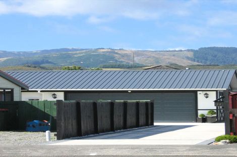 Photo of property in 17 Laredo Grove, Totara Park, Upper Hutt, 5018