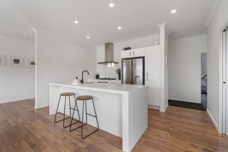 Photo of property in 18 Atlantic Drive, Fitzherbert, Palmerston North, 4410