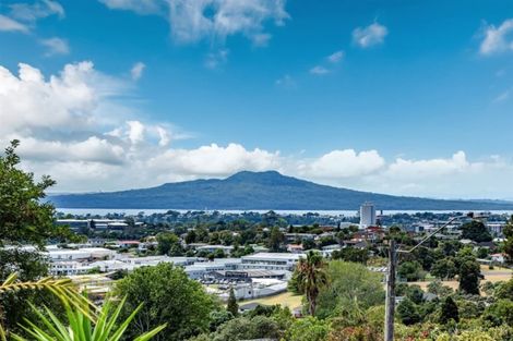 Photo of property in 17 Chivalry Road, Glenfield, Auckland, 0629