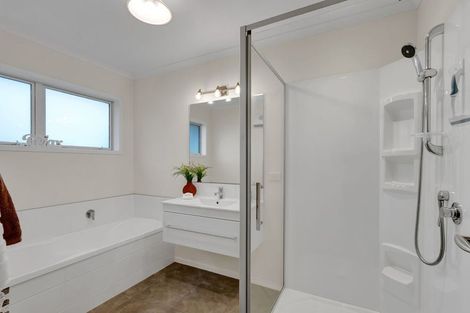 Photo of property in 6 Saint Andrews Parkway, Waiwhakaiho, New Plymouth, 4312