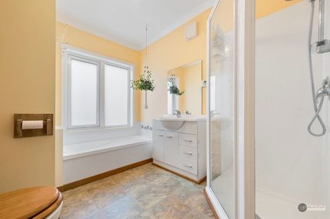 Photo of property in 5 Honeysuckle Grove, Maungaraki, Lower Hutt, 5010