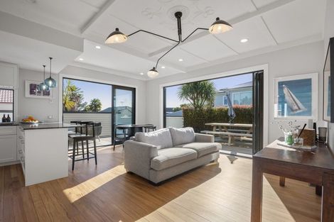 Photo of property in 52 Wainui Avenue, Point Chevalier, Auckland, 1022