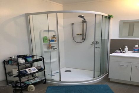 Photo of property in 1/309 Wairau Road, Totara Vale, Auckland, 0627