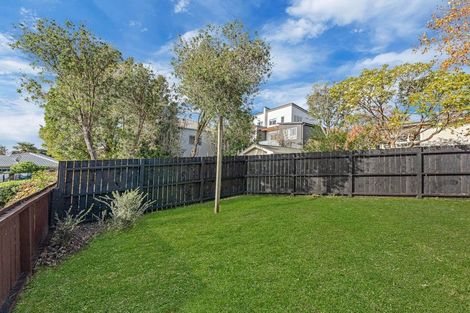 Photo of property in 2/21 College Road, Northcote, Auckland, 0627