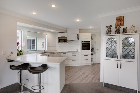 Photo of property in 4 Burnt Oak Drive, Pyes Pa, Tauranga, 3112