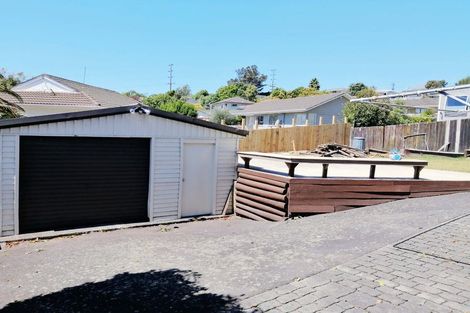 Photo of property in 11 Meadowood Drive, Unsworth Heights, Auckland, 0632