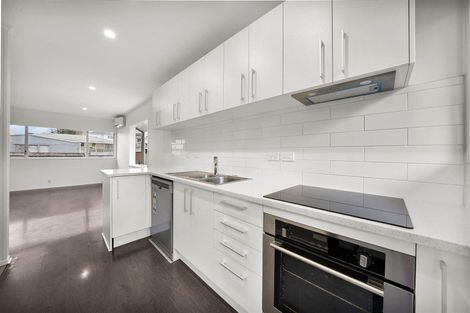 Photo of property in 2/11a Bayside Avenue, Te Atatu Peninsula, Auckland, 0610