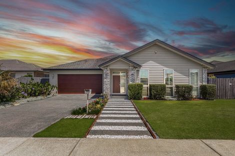 Photo of property in 17 Larmer Drive, Kumeu, 0810