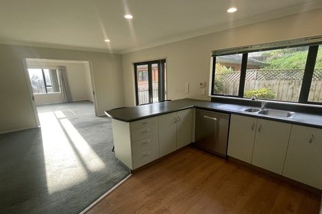 Photo of property in 17 Glanmire Road, Newlands, Wellington, 6037