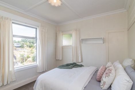 Photo of property in 24 Hungerford Road, Lyall Bay, Wellington, 6022