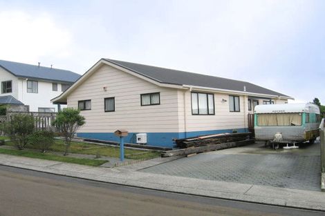 Photo of property in 9 Ted Gilberd Place, Newlands, Wellington, 6037