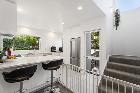 Photo of property in 2/1 Valley Road, Northcote, Auckland, 0626