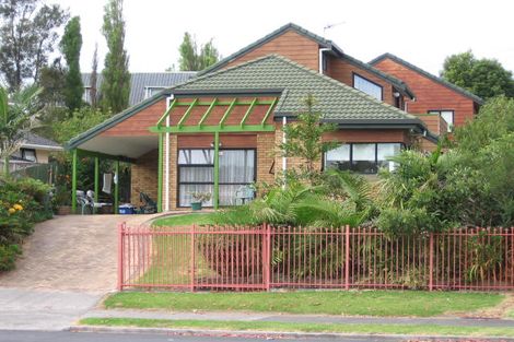 Photo of property in 41 Taupiko Place, Green Bay, Auckland, 0604