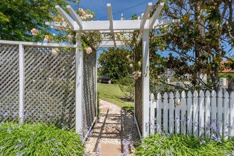 Photo of property in 4 Liston Crescent, Cockle Bay, Auckland, 2014