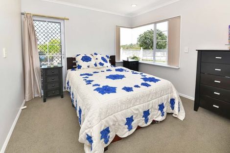 Photo of property in 52 Settlers Grove, Orewa, 0931