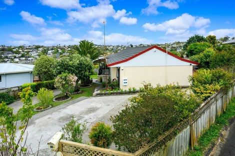 Photo of property in 80 Totaravale Drive, Totara Vale, Auckland, 0629