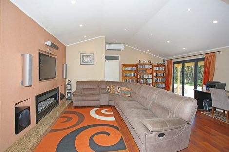Photo of property in 166 Holmes Road, Waiuku, 2682